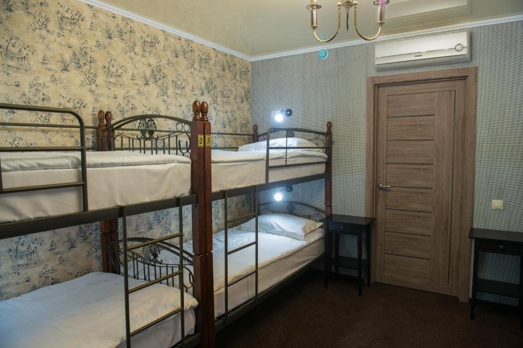 Кровать в общем номере с балконом и с красивым видом из окна Хостел Green City