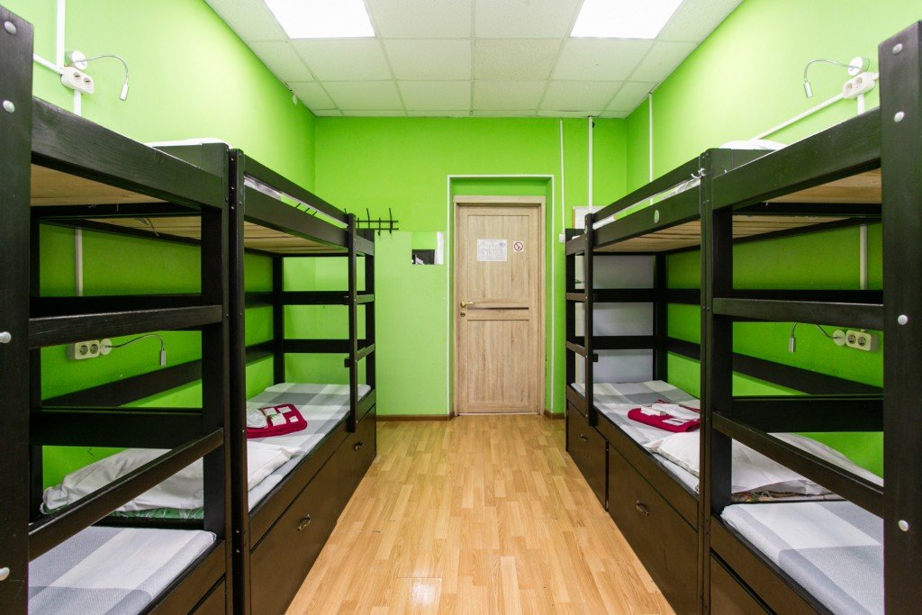 Cama en dormitorio compartido (dormitorio compartido femenino) con vista Sokol Hostel