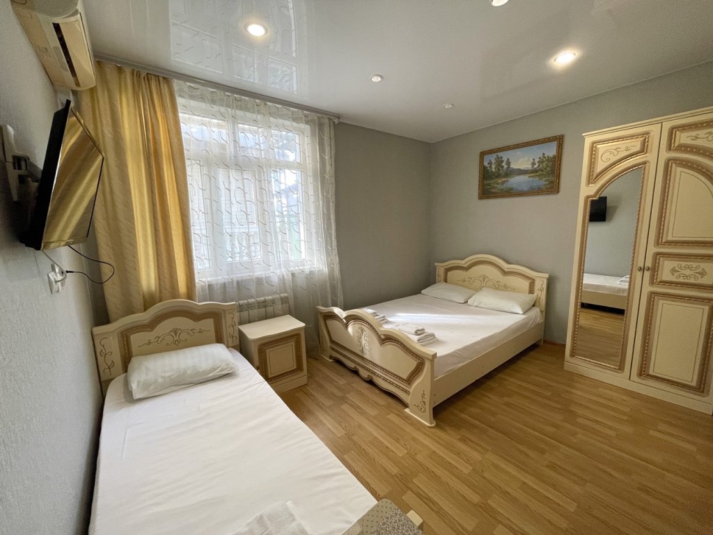 2 Bedrooms Standard Quintuple room with balcony Отель Кристи