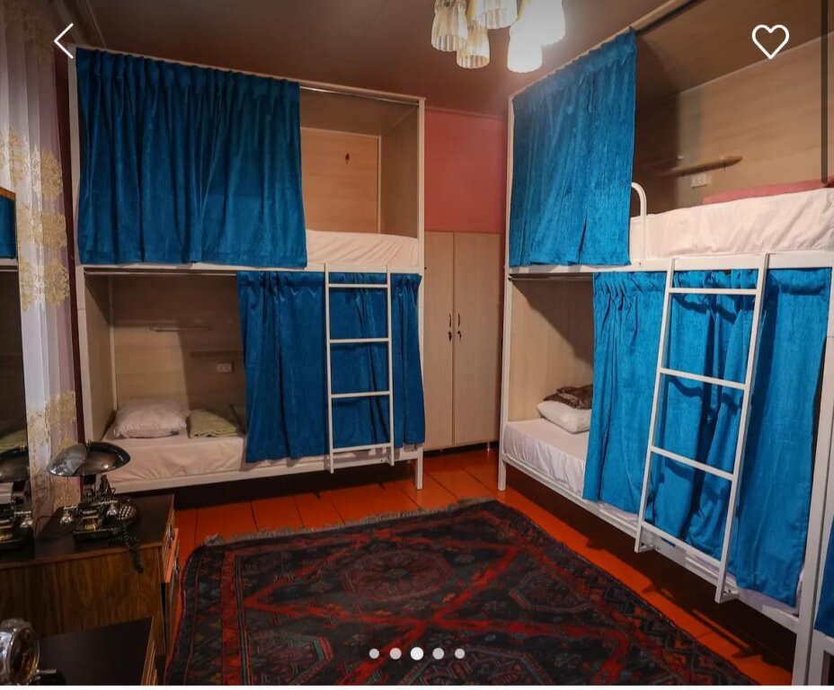 Cama en dormitorio compartido (dormitorio compartido femenino) con balcón Xostel8 Hostel
