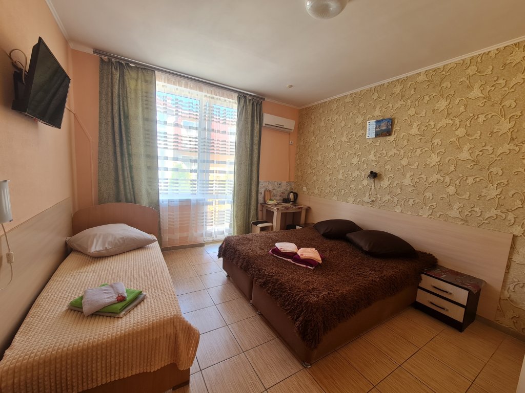 Standard triple chambre avec balcon DelfiniYa Mini-Hotel