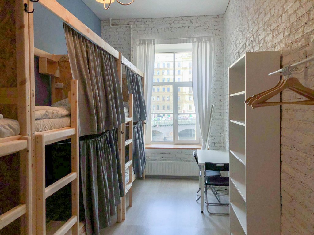 Кровать в общем номере с красивым видом из окна Forever Young Hostel