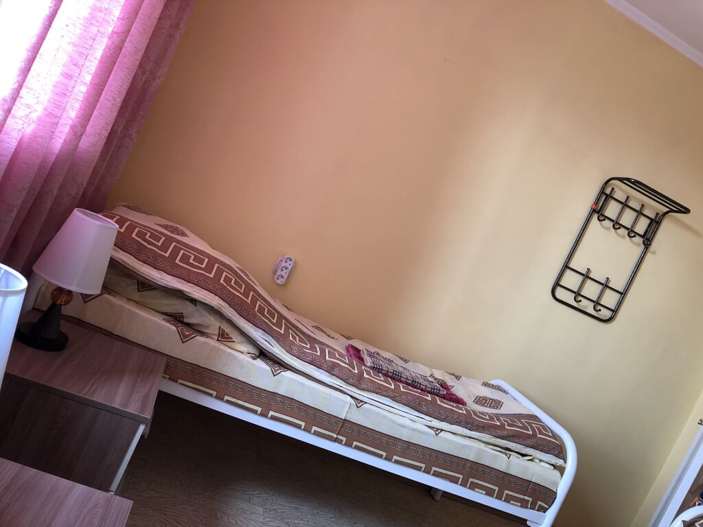 Кровать в общем номере с красивым видом из окна Комфорт гостевой дом