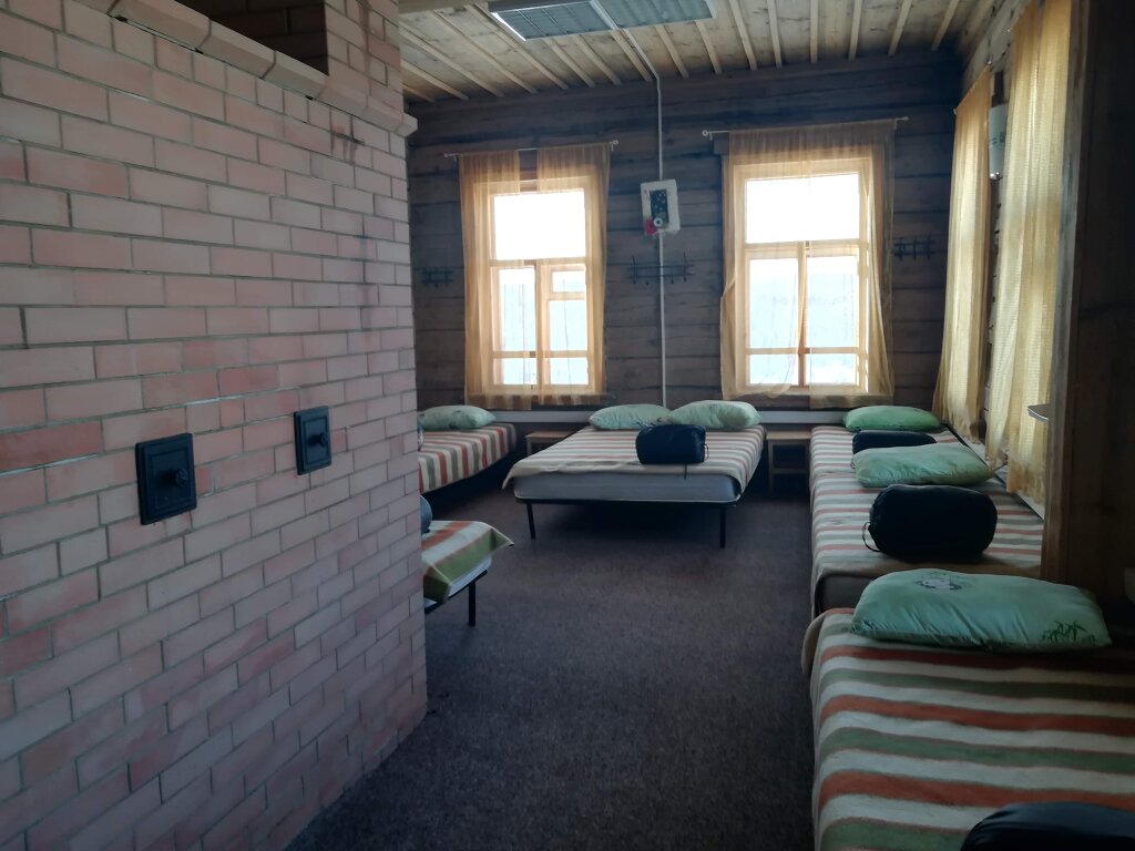 Cama en dormitorio compartido con vista Tengri Kupolnyie Doma Tourist Base