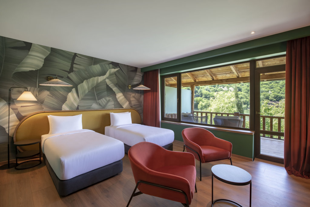 Двухместный номер Superior с балконом и с красивым видом из окна Отель Lopota Lake Resort and Spa