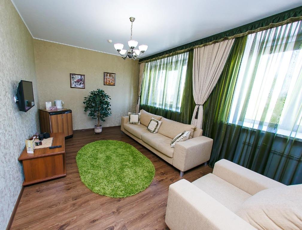 Люкс с 2 комнатами с видом на город Гостиница Урал