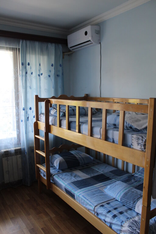 Кровать в общем номере с балконом и с красивым видом из окна Arm Hostel