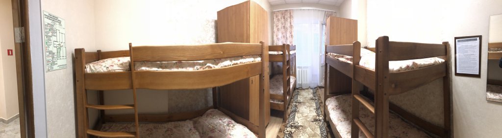 Cama en dormitorio compartido (dormitorio compartido femenino) con balcón DeLyuks Hostel