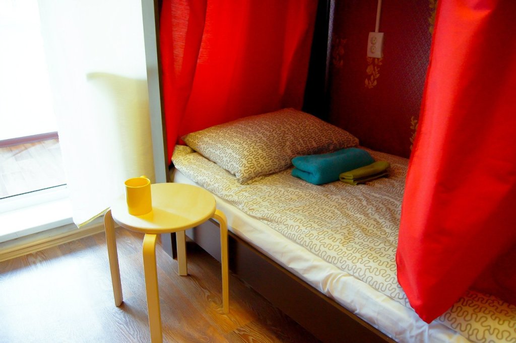 Cama en dormitorio compartido (dormitorio compartido femenino) con balcón Like Hostel Samolet