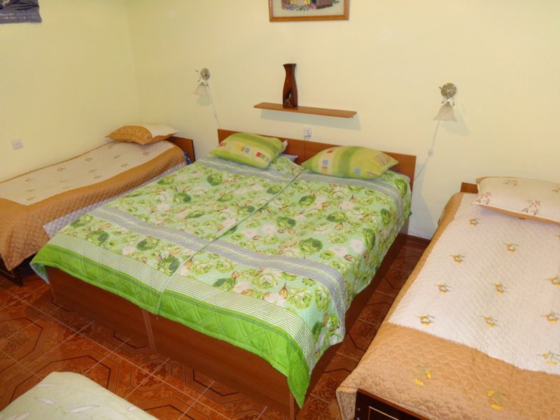 Cama en dormitorio compartido IRIS mini hotel