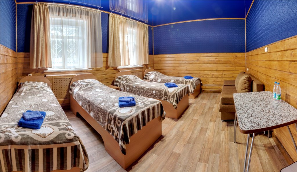 Кровать в общем номере с красивым видом из окна Беркана