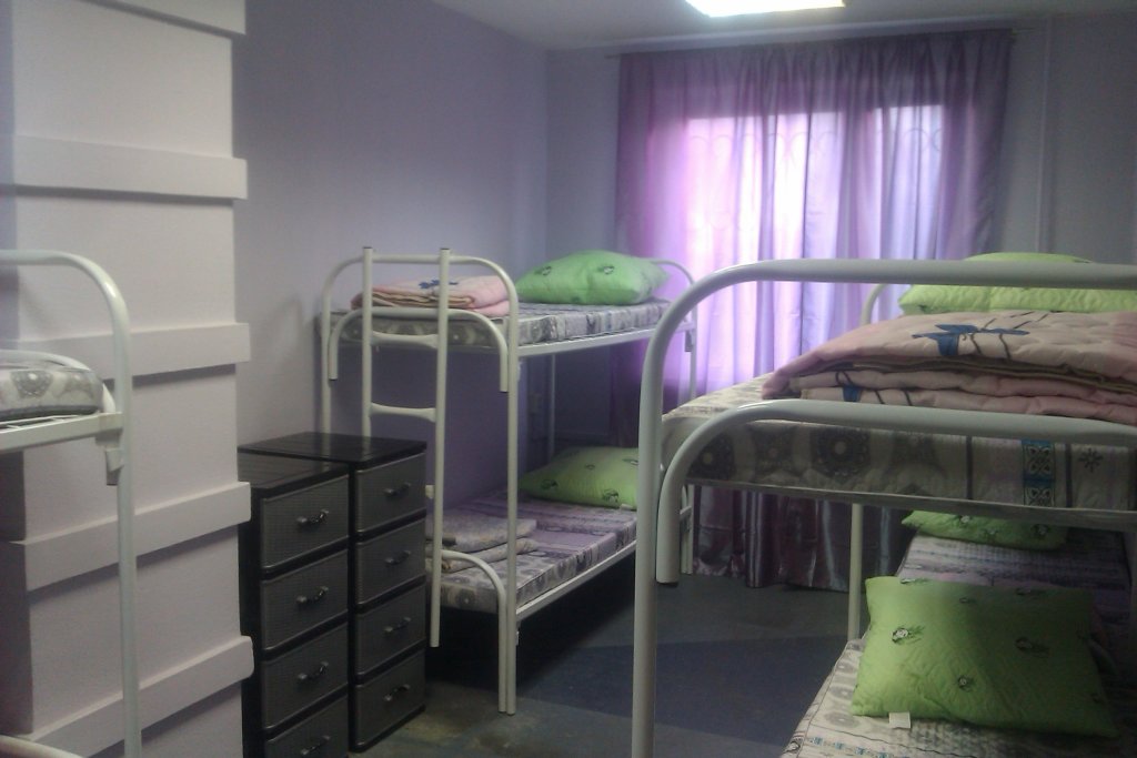 Cama en dormitorio compartido (dormitorio compartido masculino) Na Alma-Atinskoj Hostel