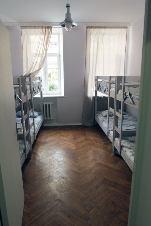 Cama en dormitorio compartido con vista BK Hostel