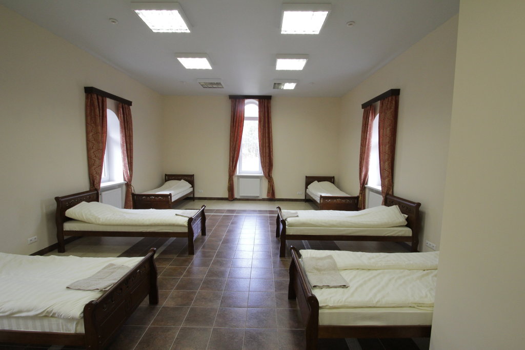 Cama en dormitorio compartido con vista Palomnicheskaya Hotel