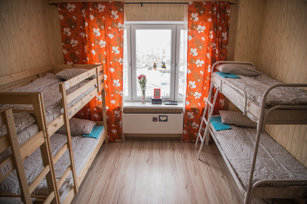 Кровать в общем номере (женский номер) с балконом и с красивым видом из окна Хостел Достоевский