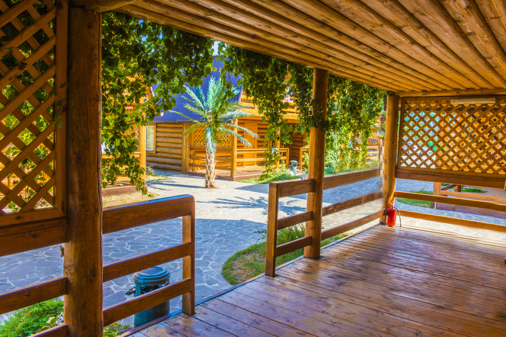 Family resort голубицкая. Гостиничный комплекс FAMILYSPARESORT Голубицкая. Сруб у моря Голубицкая. Номер с террасой Голубицкая. Фэмили комплекс Голубицкая эко дома.