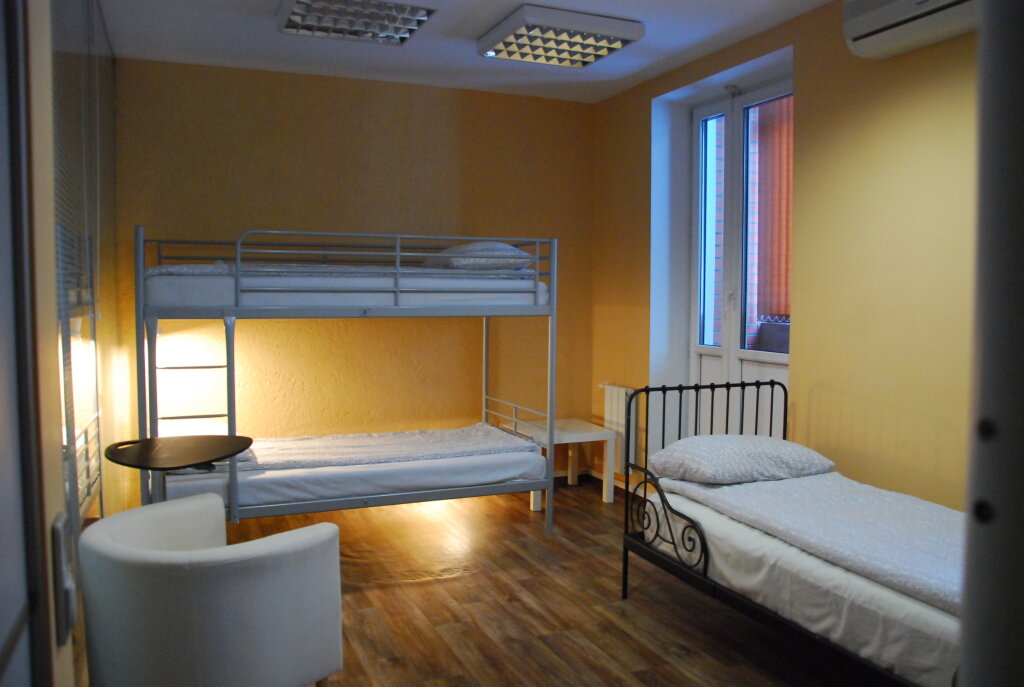 Cama en dormitorio compartido con balcón Royal Hostel 905