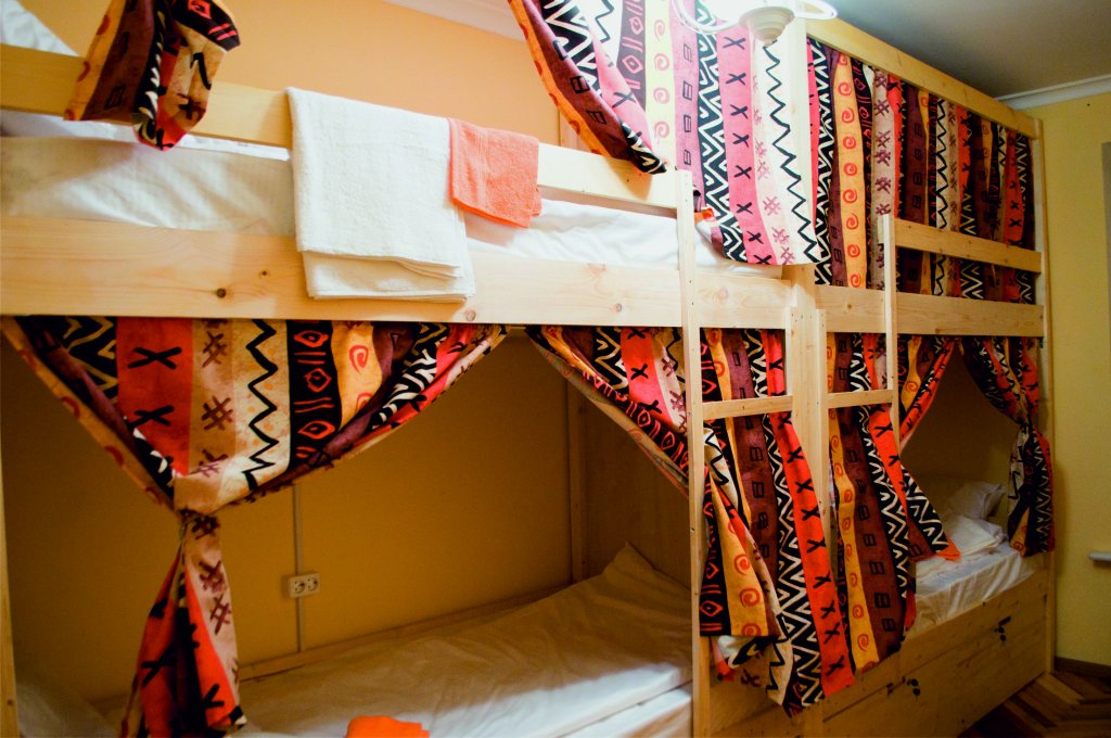 Кровать в общем номере Suricata Hostel & Time cafe