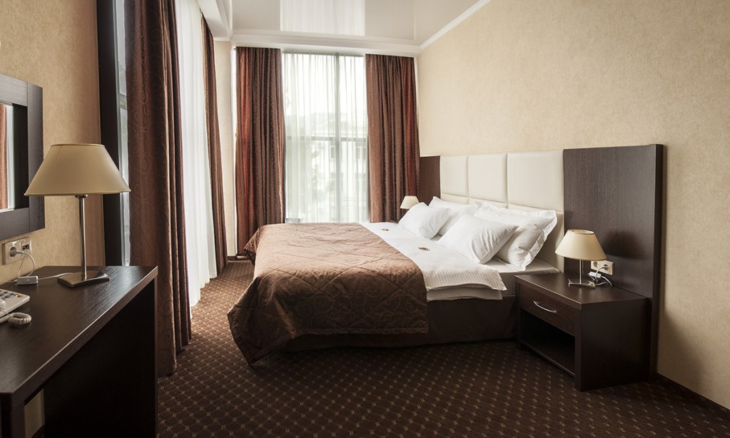 Двухместный люкс с 2 комнатами с балконом Отель Черное Море