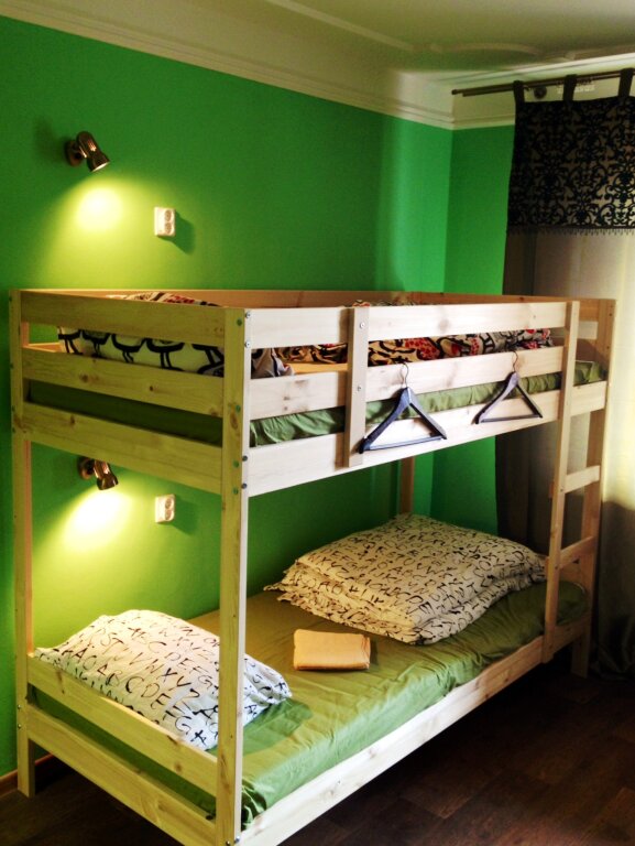 Кровать в общем номере (мужской номер) с балконом Шанти Хостел