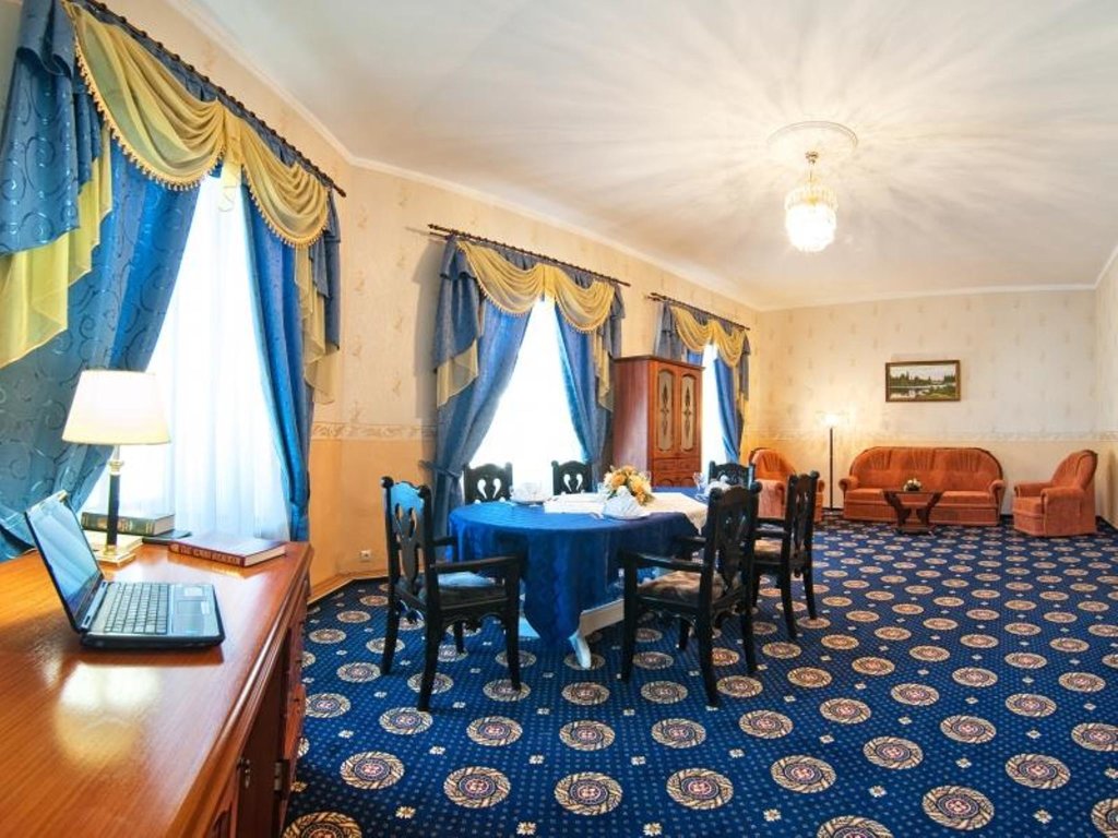 1 Bedroom Double Suite with city view Postoyaly Dvor Rus