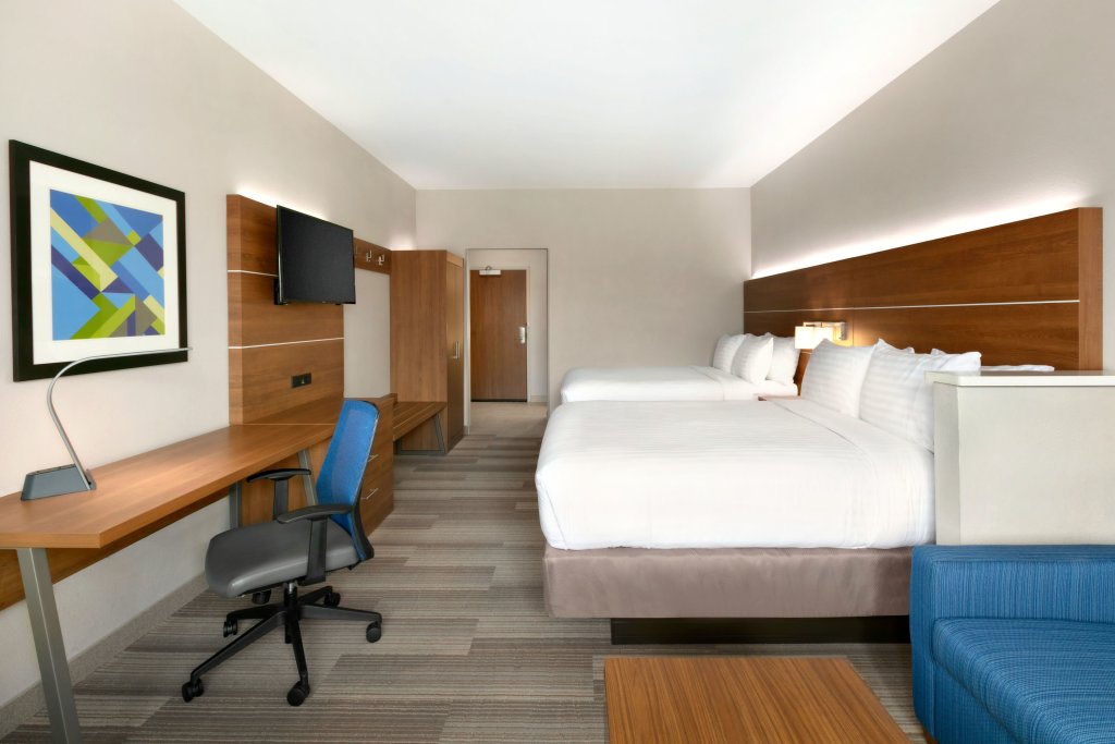 Standard Quadruple room Holiday Inn Express & Suites Salisbury, an IHG Hotel