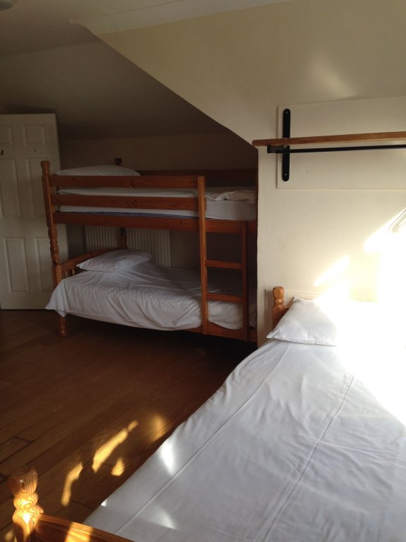 Кровать в общем номере Berties Lodge