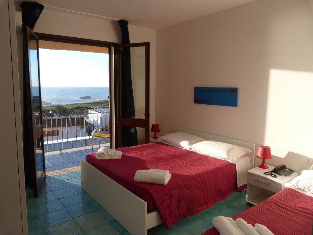 Трёхместный номер Standard с балконом и с видом на море Hotel Bellavista S'Archittu