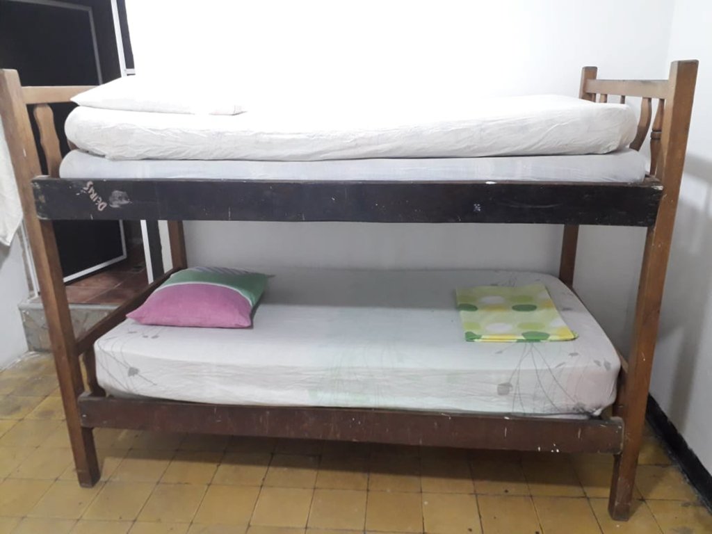 Кровать в общем номере Hostal la Muralla