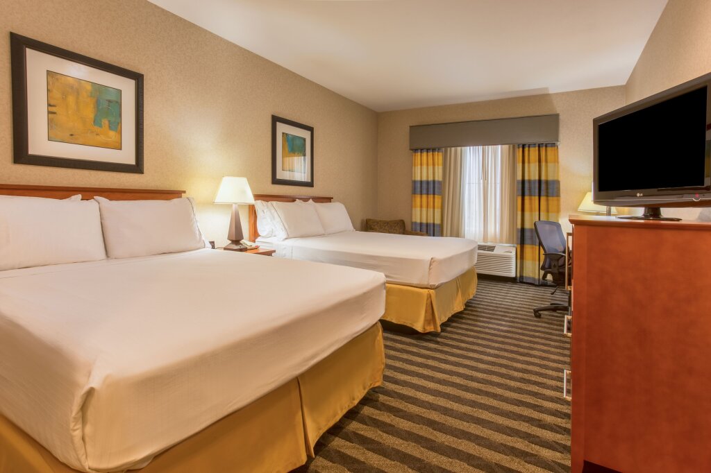 Четырёхместный номер Standard Holiday Inn Express Hotel & Suites Manteca, an IHG Hotel