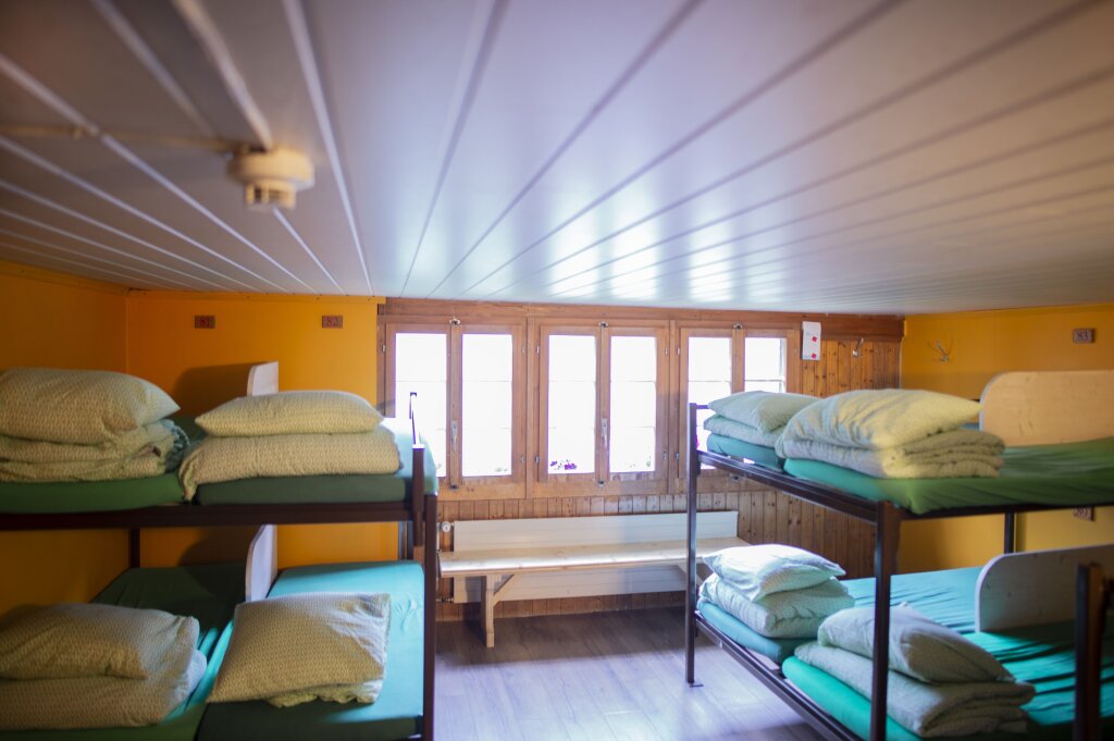 Кровать в общем номере (мужской номер) с видом на горы Mountain Hostel Gimmelwald