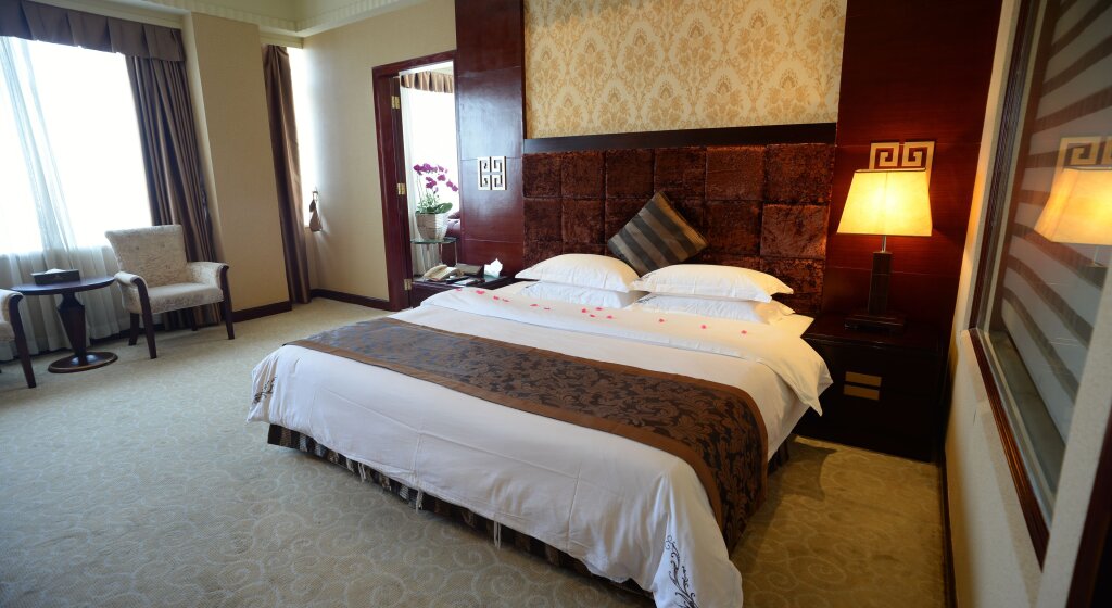 Люкс Deluxe Guangzhou Kairongdu International Hotel