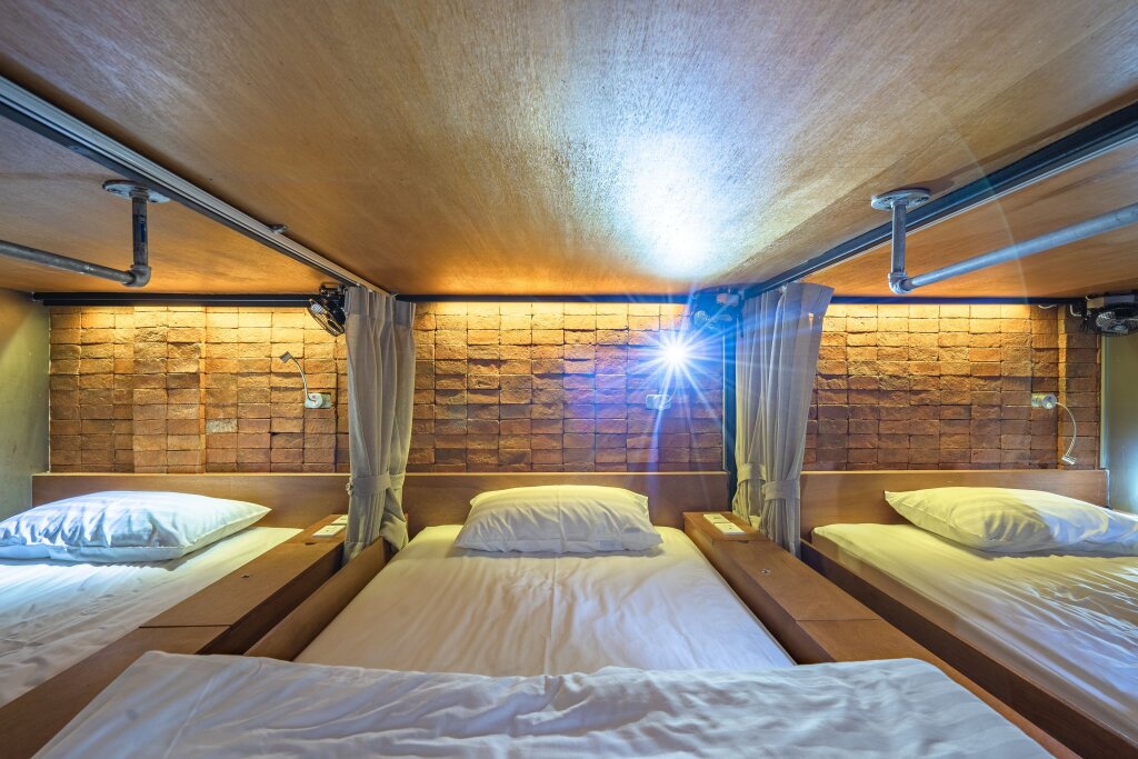 Кровать в общем номере OYO 704 Siam Plug In Hostel