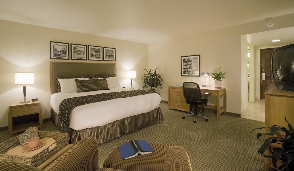 Standard Doppel Zimmer mit Balkon und mit Poolblick Best Western Pine Tree Motel