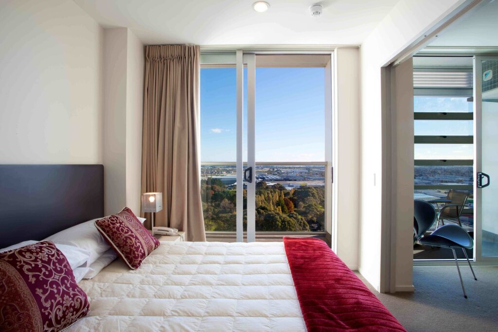 Двухместный люкс с балконом Proximity Apartments Manukau / Auckland Airport