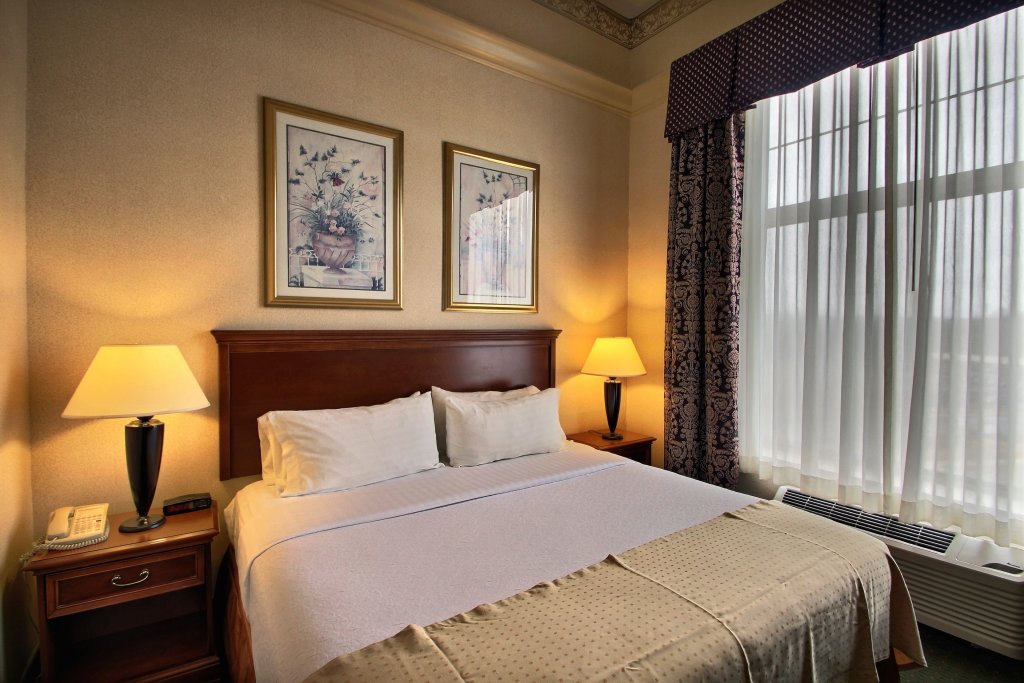 Standard room Holiday Inn Hotel & Suites Madison West, an IHG Hotel