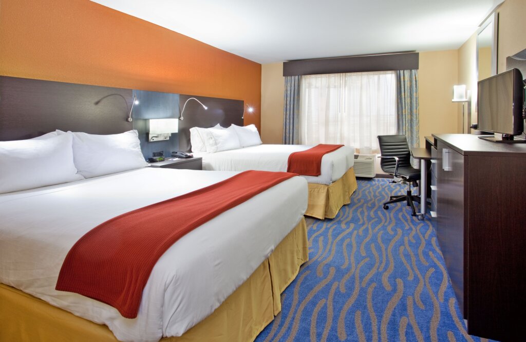 Четырёхместный номер Standard Holiday Inn Express & Suites St Louis Airport, an IHG Hotel