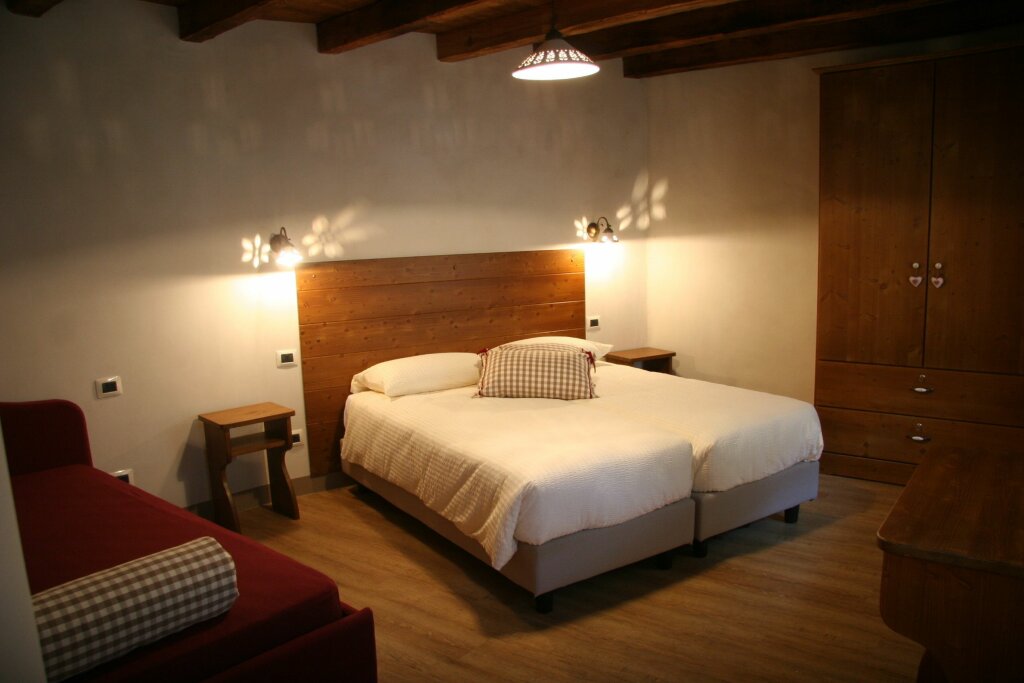 Standard Quadruple room with balcony Ostello del Castello Tirano