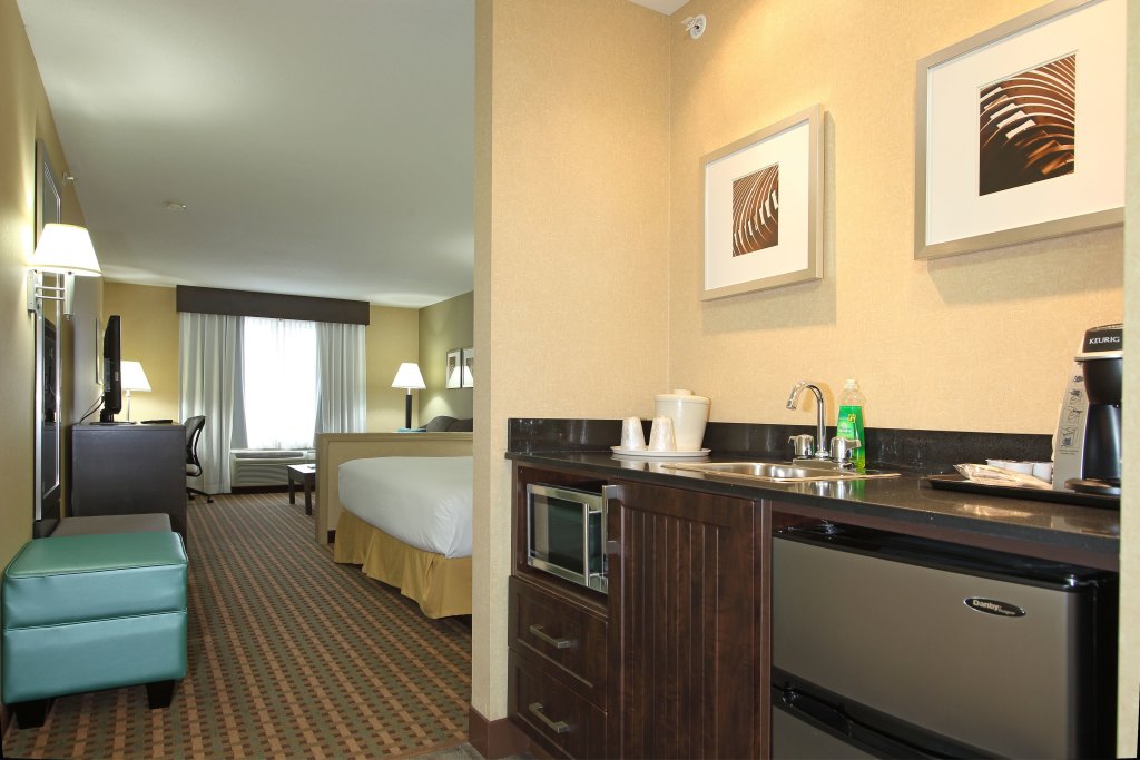 Executive room Holiday Inn Express Hotel & Suites Vernon, an IHG Hotel