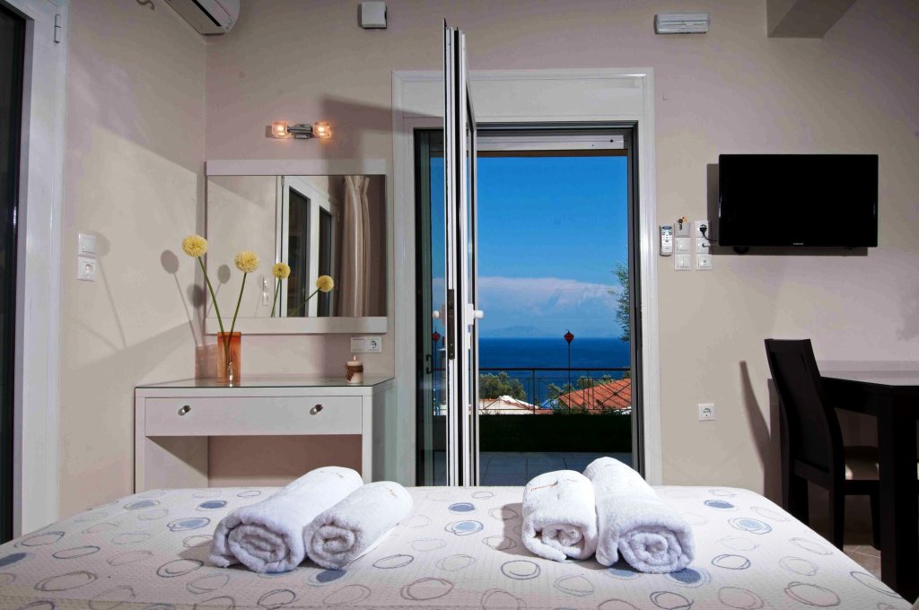 Luxury Studio Brentanos Apartments - A - View of Paradise