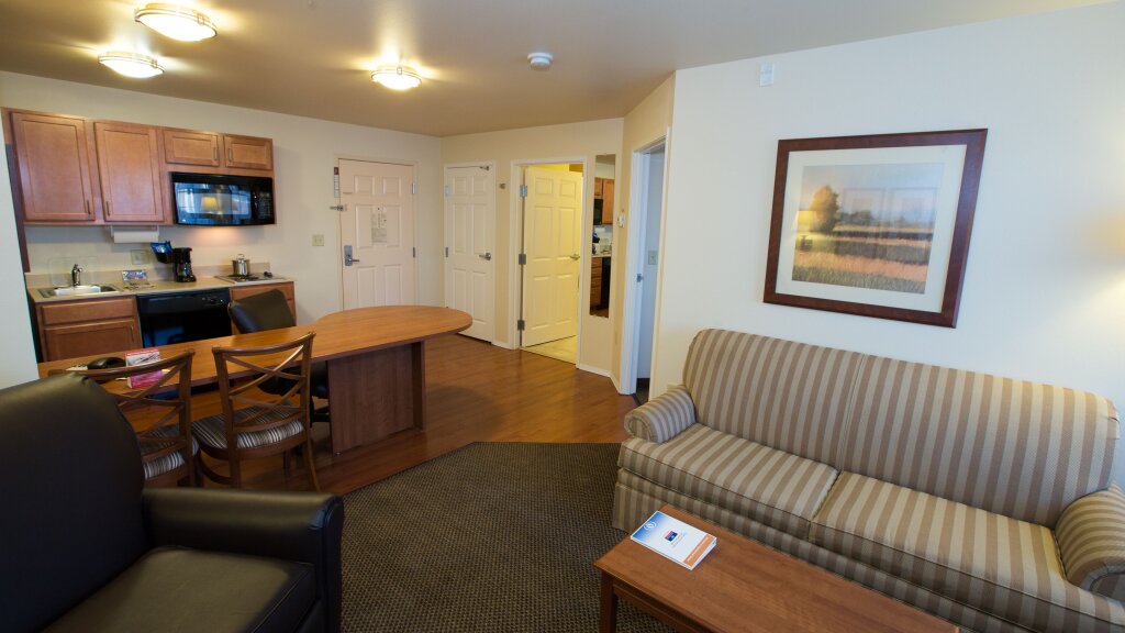 Люкс Candlewood Suites Springfield South, an IHG Hotel