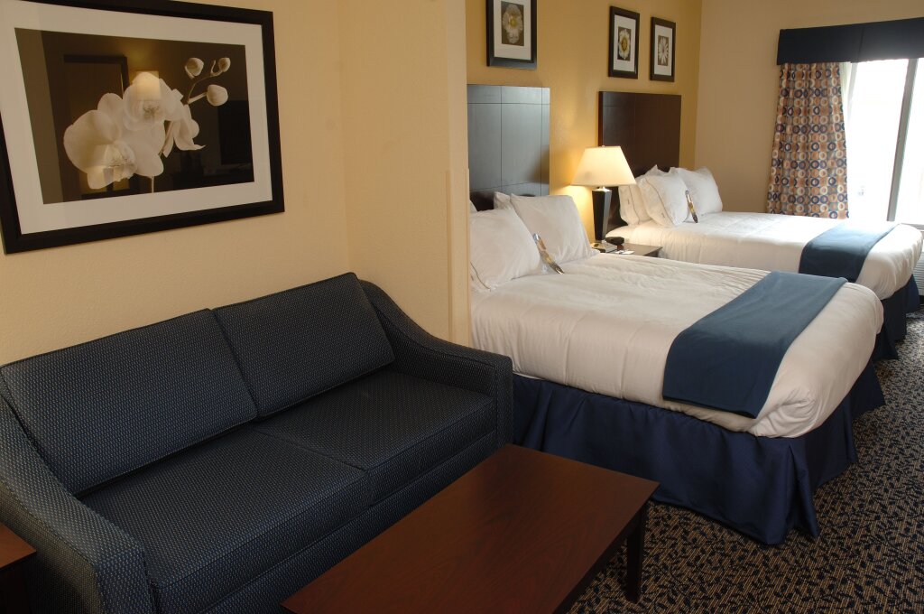 Четырёхместный люкс Holiday Inn Express Hotel and Suites Akron South-Airport Area, an IHG Hotel