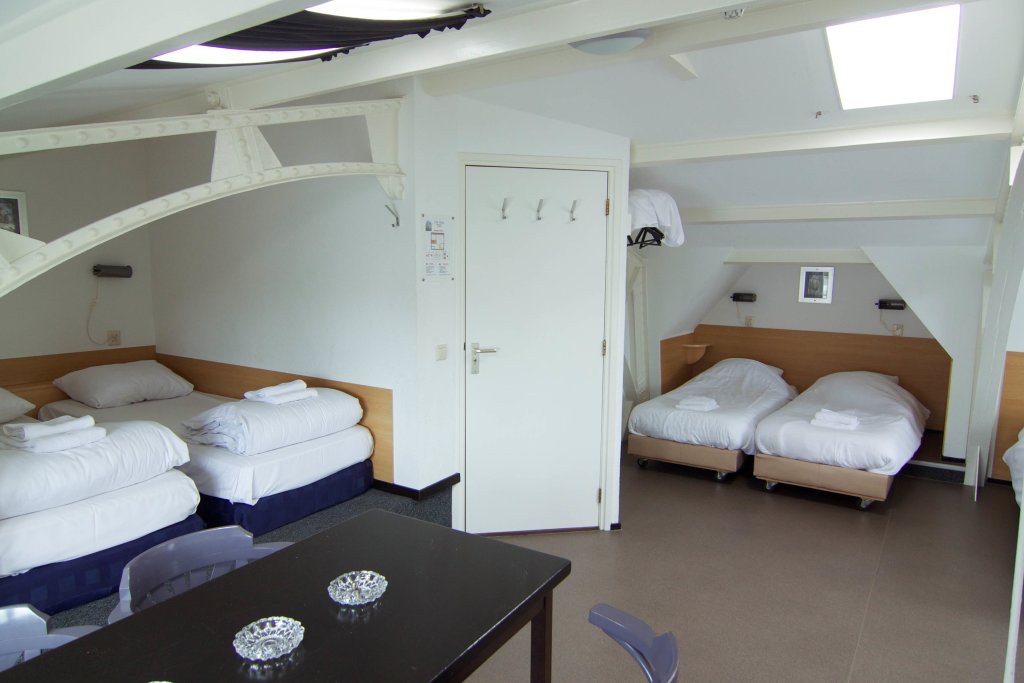 Кровать в общем номере City Hotel Amsterdam