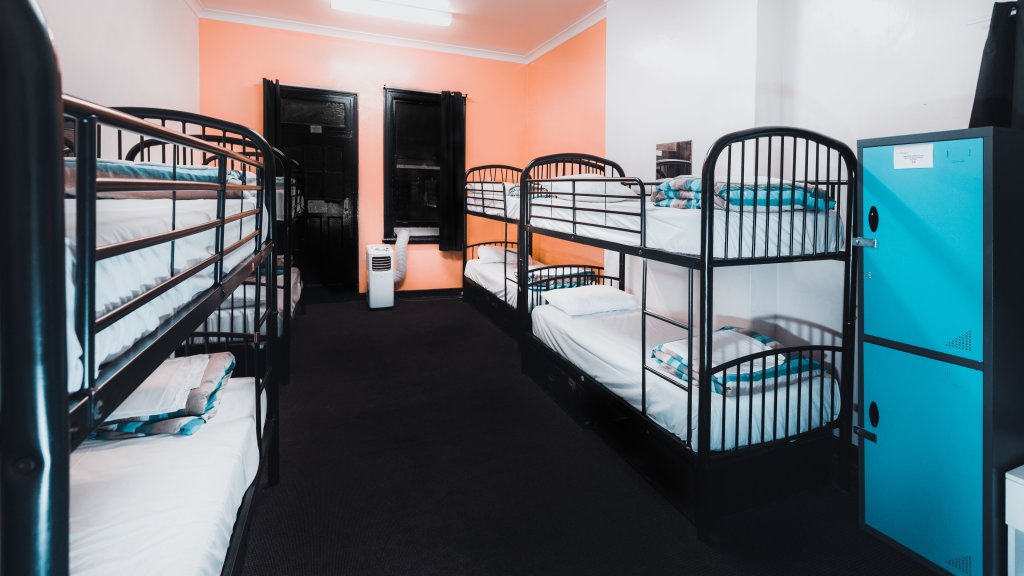 Кровать в общем номере All Nations Brisbane