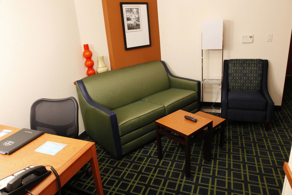 Четырёхместный номер Standard Fairfield Inn & Suites by Marriott Rockford