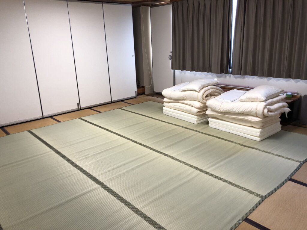 Кровать в общем номере Business Hotel Tenmonkan Park