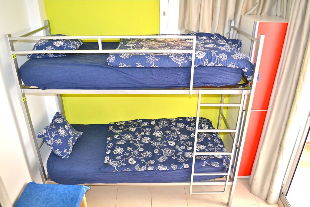 Кровать в общем номере Onefam Sants