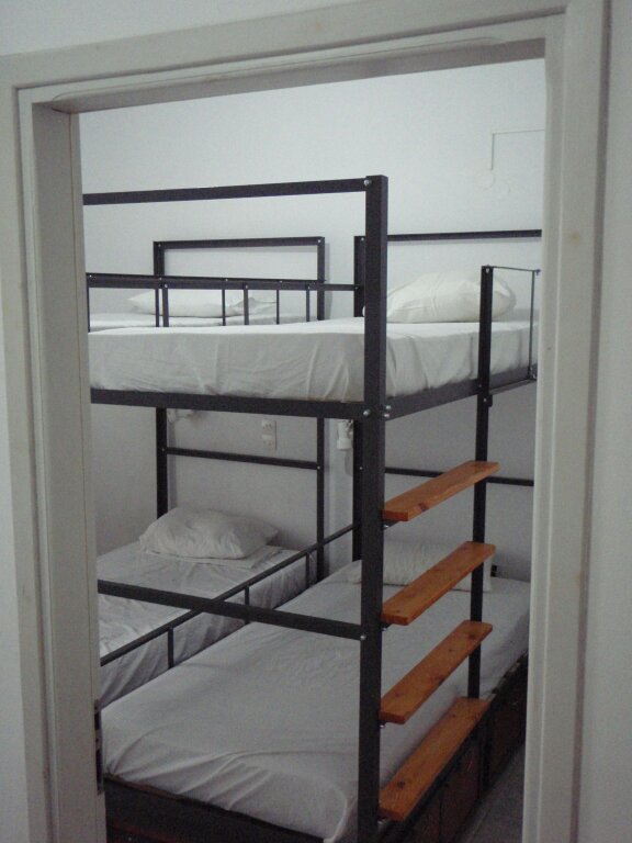 Кровать в общем номере Niriis Hotel