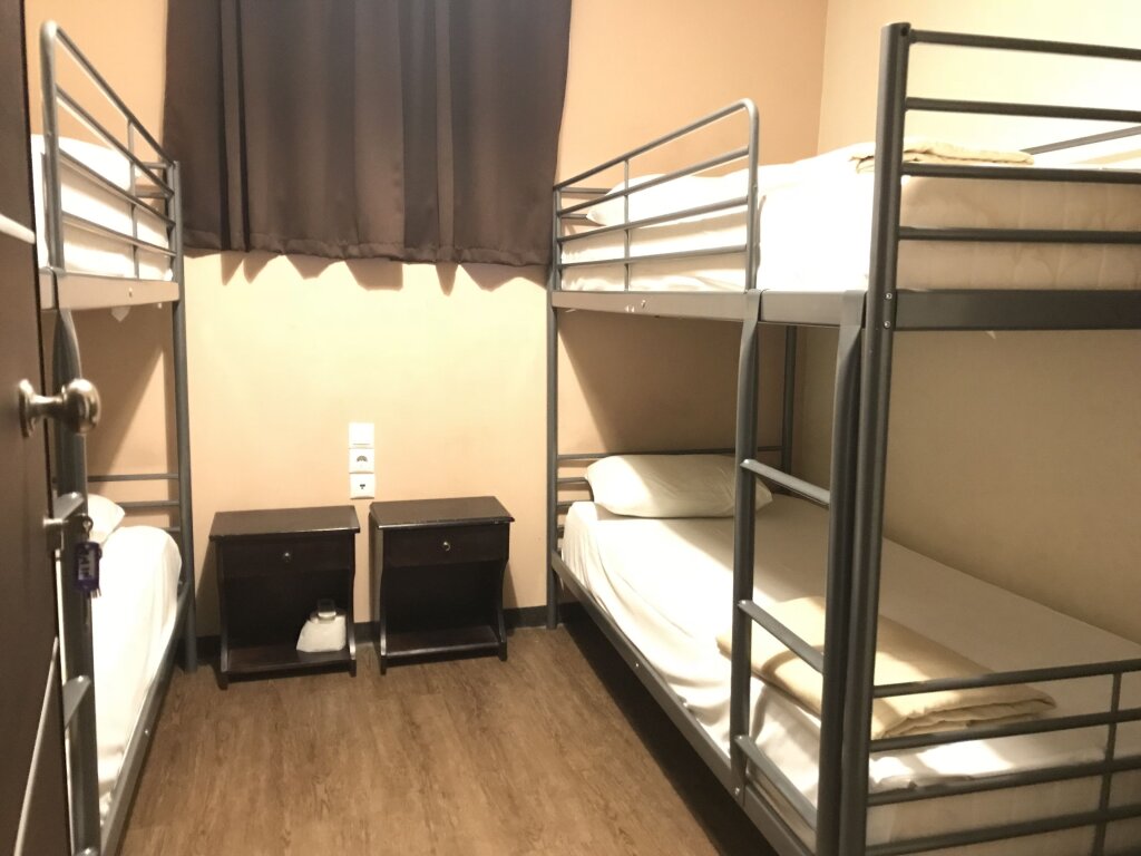 Кровать в общем номере Pella Inn Hostel