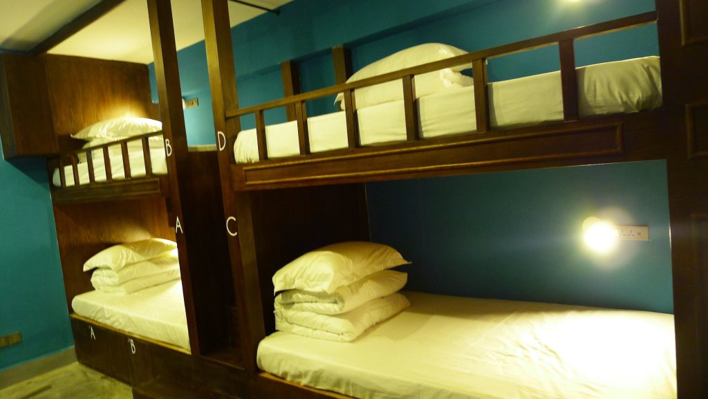 Кровать в общем номере с красивым видом из окна Guilin Central Wada Hostel